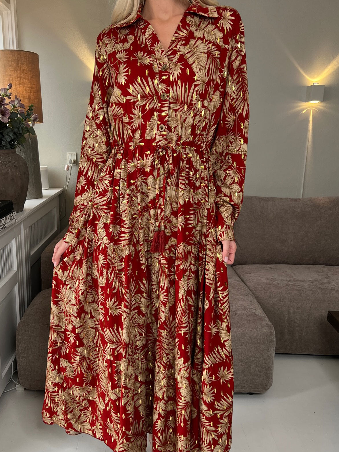 Naia - Lång skjortklänning med mönster och knytband - Red flower